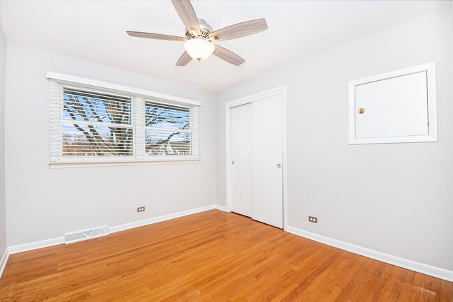 Building Photo - 370 Prairie Ave