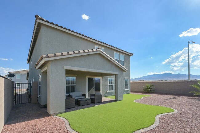 Building Photo - Mountains Edge!! Gated!!  4 bedrooms!! Primary Bedroom and bath down Stairs!! 2 Primary bedrooms!...