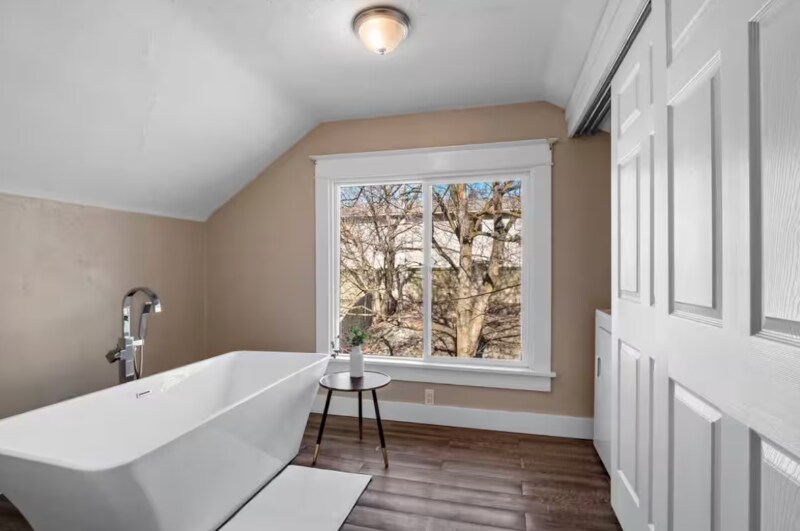 Building Photo - 719 E 9th Ave