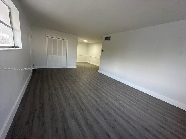 Building Photo - 6910 Bay Dr