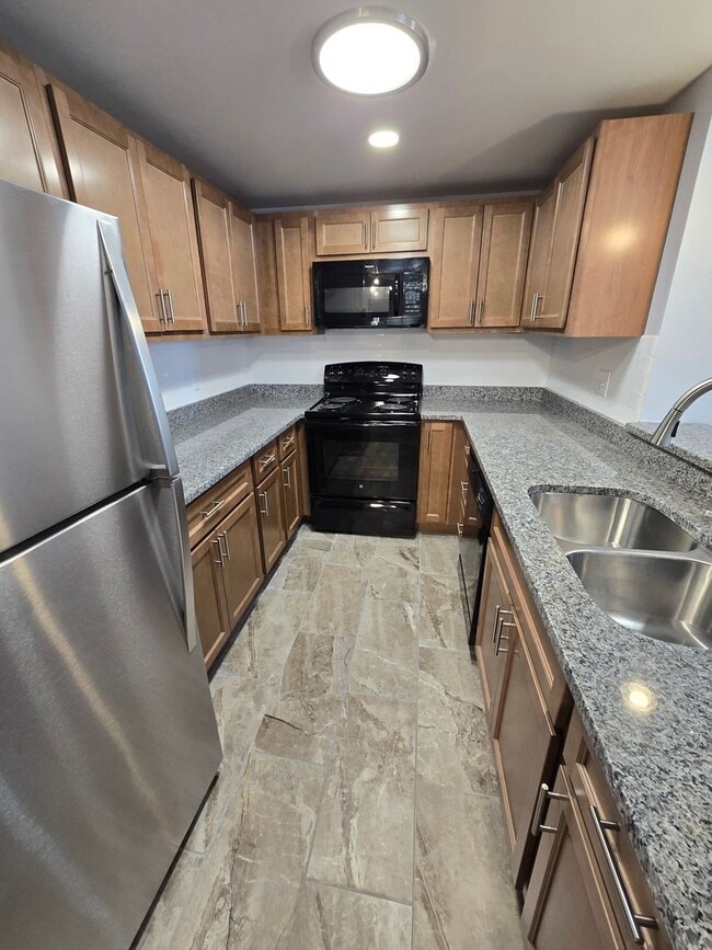 Building Photo - Beautifully renovated TWO-bedroom Condo on third floor with charm.