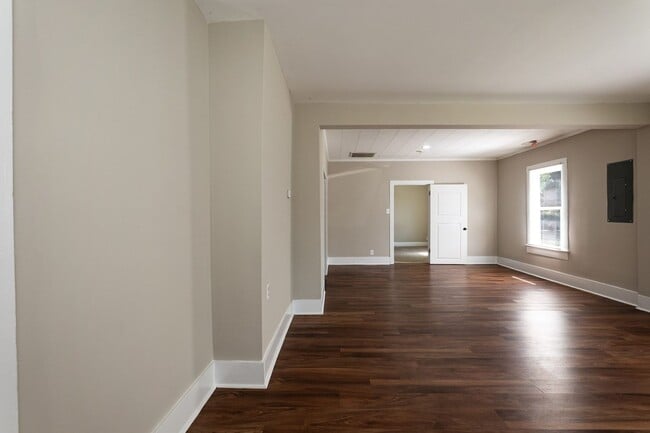 Building Photo - Recently Renovated Three bedroom Home!