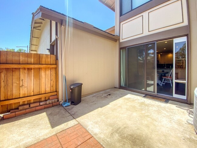 Building Photo - Two-Story 3 Bed, 2.5 Bath with Large Bonus...