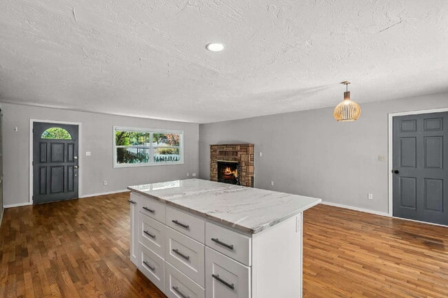 Building Photo - Charming 4-Bedroom Ashland Home with ADU, ...