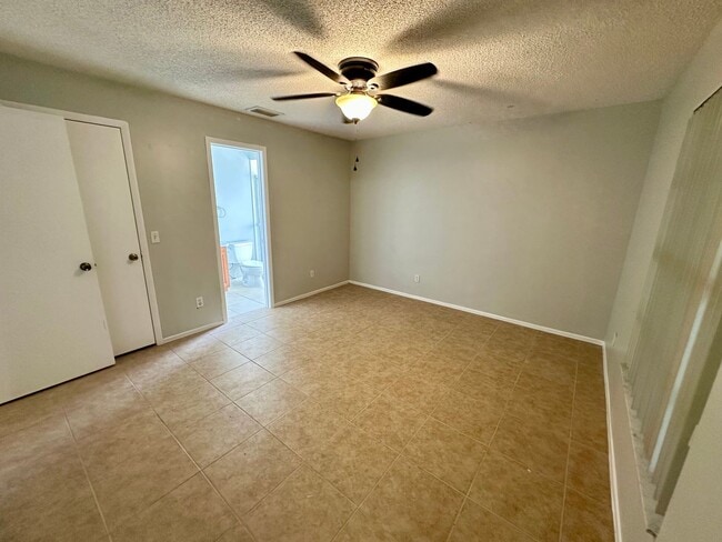 Building Photo - Beautiful open 2/2 Near UCF