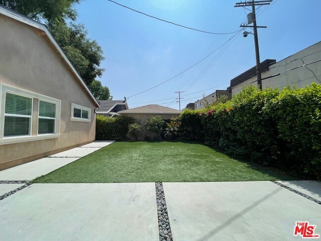 Building Photo - 13964 La Maida St