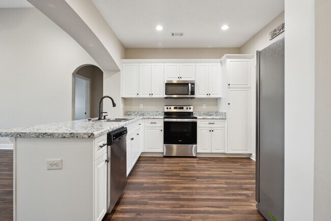 Building Photo - Charming 3BR House in Warrenville