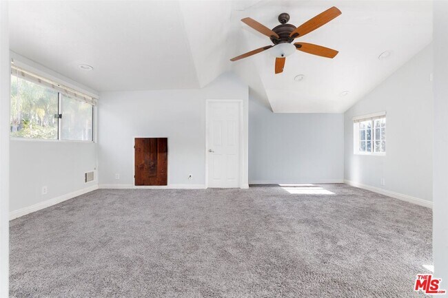 Building Photo - 1609 E Hillcrest Dr