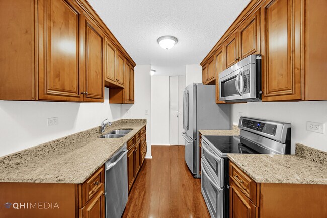 Building Photo - 111 S Baybrook Dr