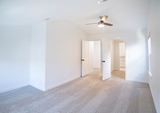 Building Photo - Sleek & Charming Newly Constructed Townhouse in Downtown Fayetteville!