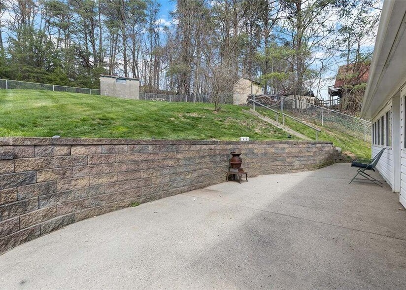 Building Photo - 185 Ridgeview Dr