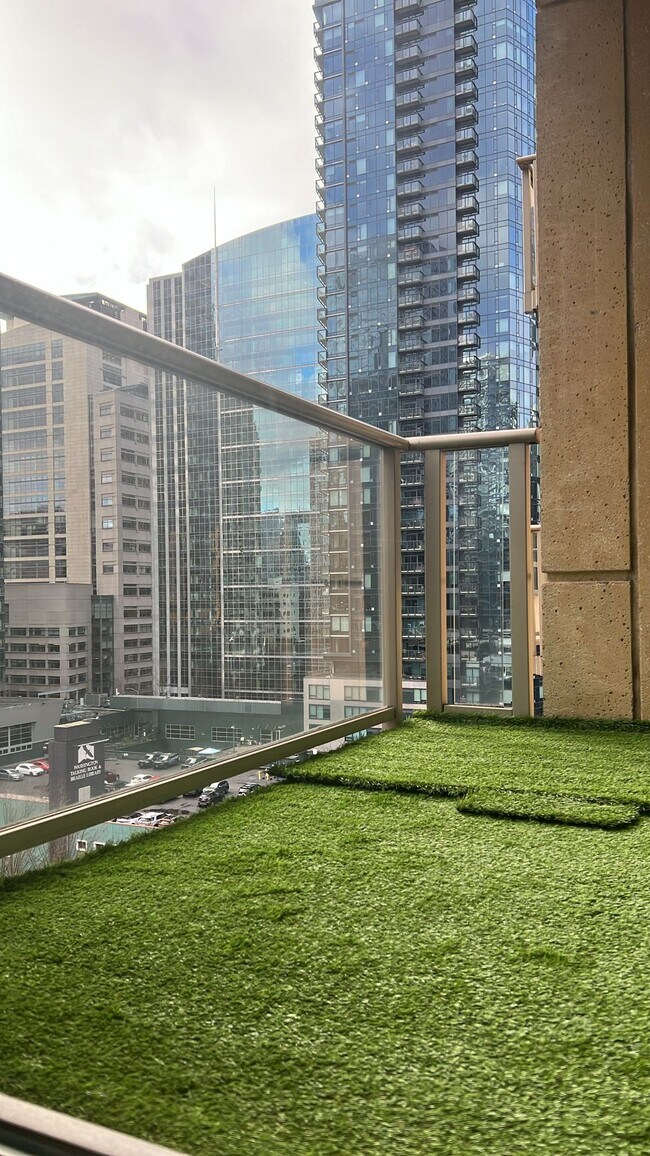 Building Photo - 910 Lenora St