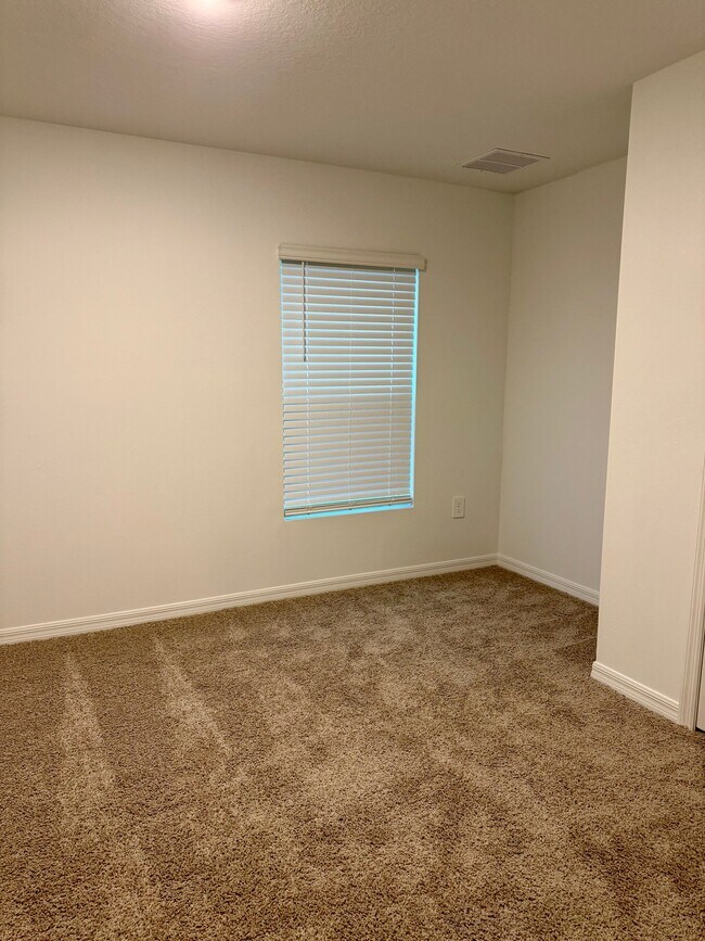 Building Photo - 4233 Foxway Dr