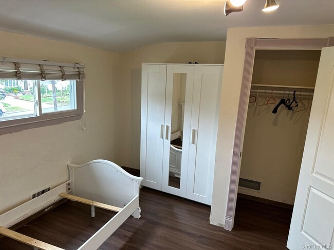 Building Photo - 899 Bowling Green Dr