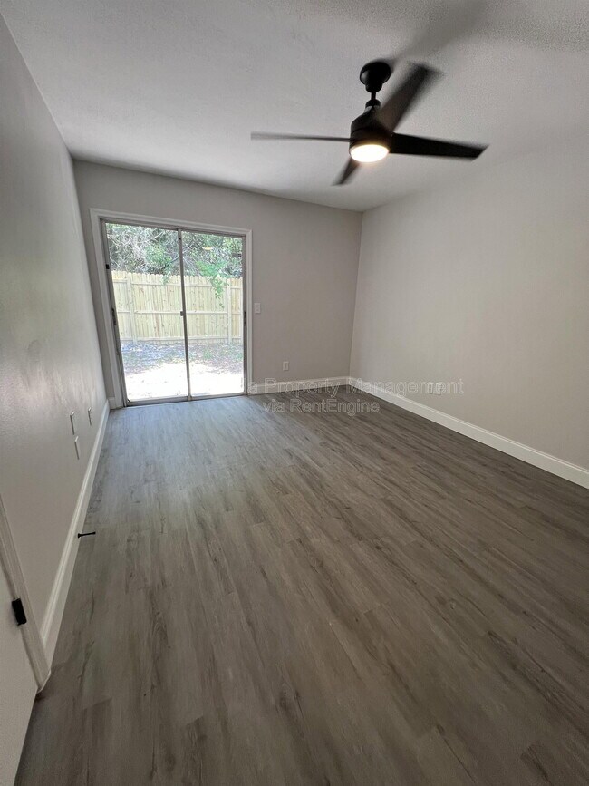 Building Photo - 916 Robinhood Ct