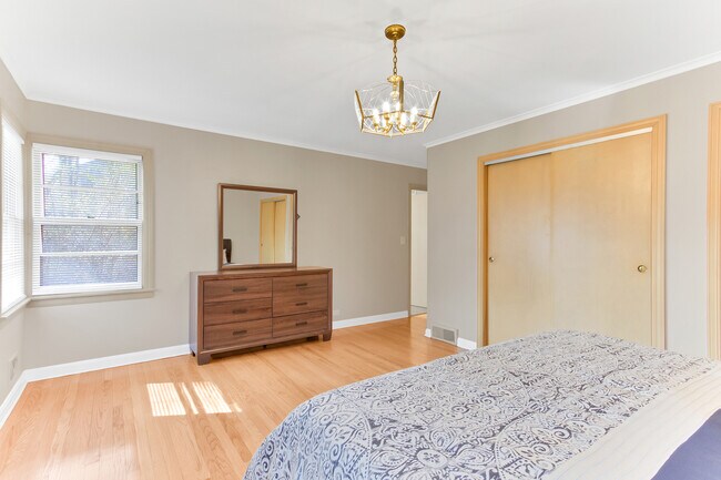 Building Photo - 6817 N Lamon Ave