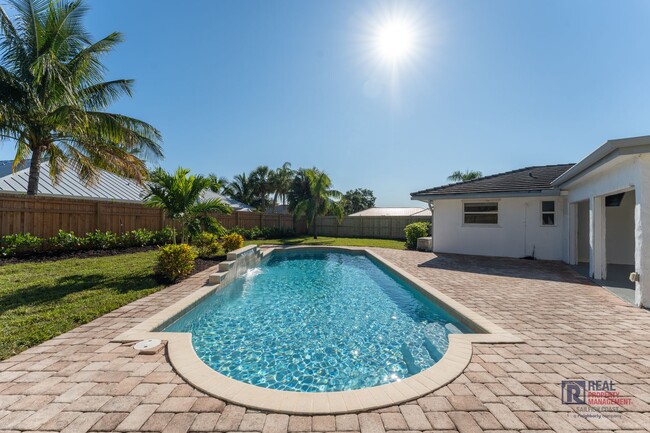 Building Photo - Beautifully renovated Tequesta POOL home 3...