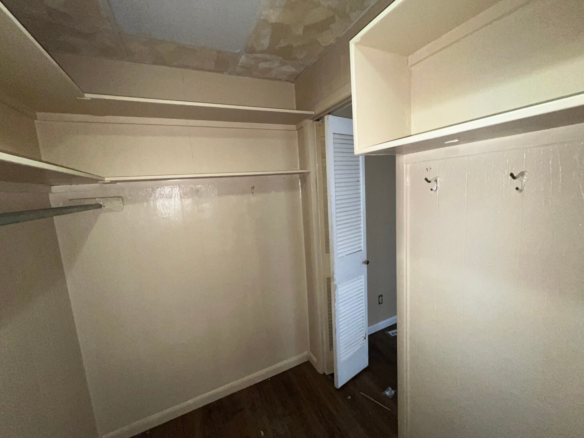 Master walk in closet - 1010 Eisenhower Way