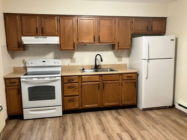 Building Photo - Spacious 2-Bedroom Living in a Quiet Community Available July!