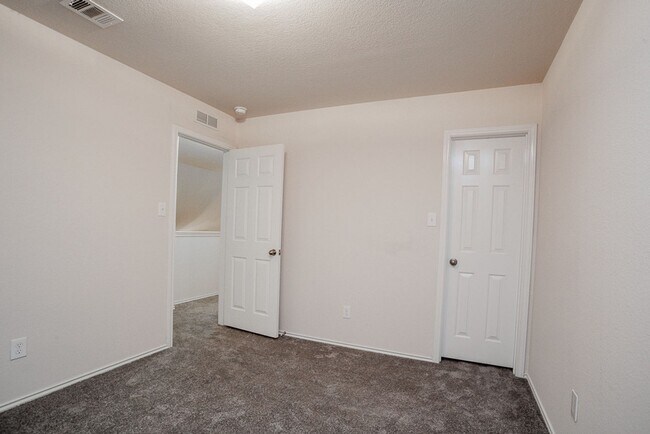 Building Photo - Beautiful 4/BR 2.5/BA Home with Incredible...
