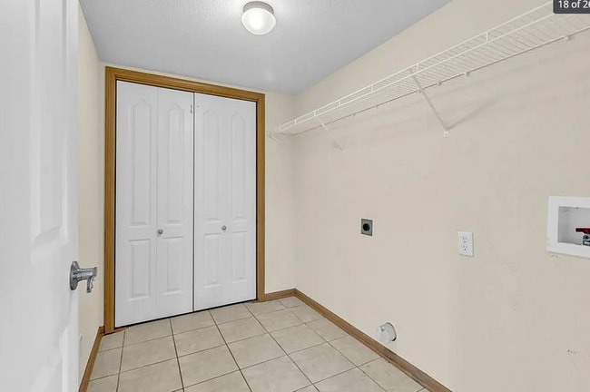 Building Photo - Town House