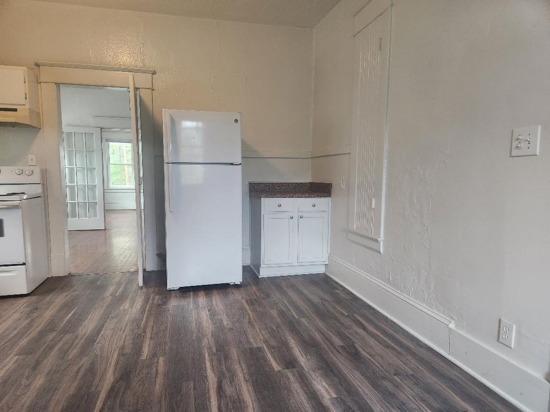 kitchen - 703 W Markham Ave