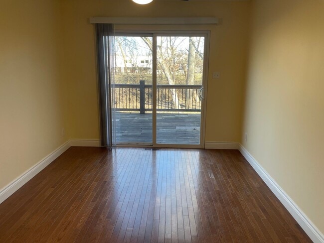 Building Photo - Beautiful 4 bedroom, 3 1/2 bath.