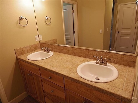 Building Photo - Spacious Northwest Townhome, 3 Bdrms, 2.5 ...