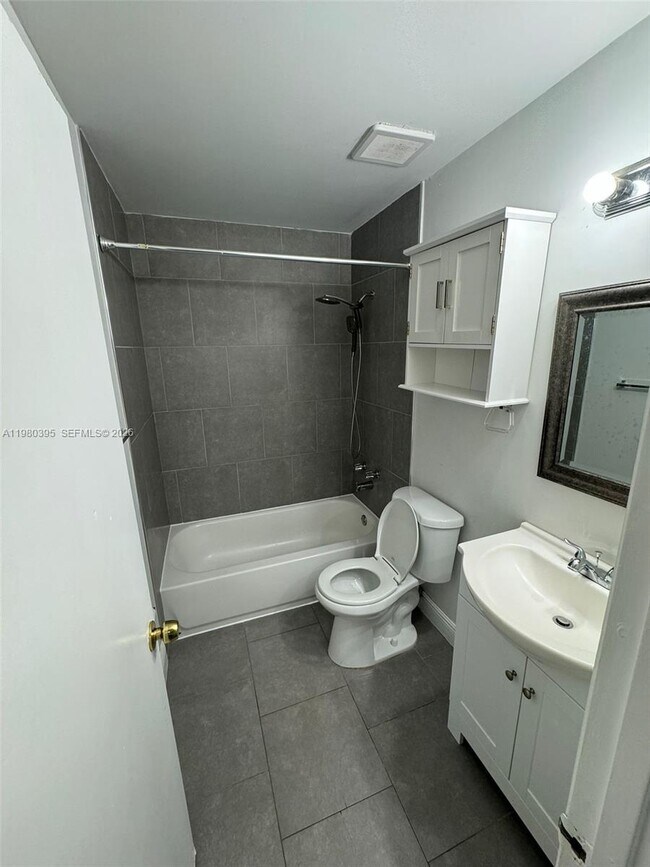 Building Photo - 6235 SW Kendale Lakes Cir