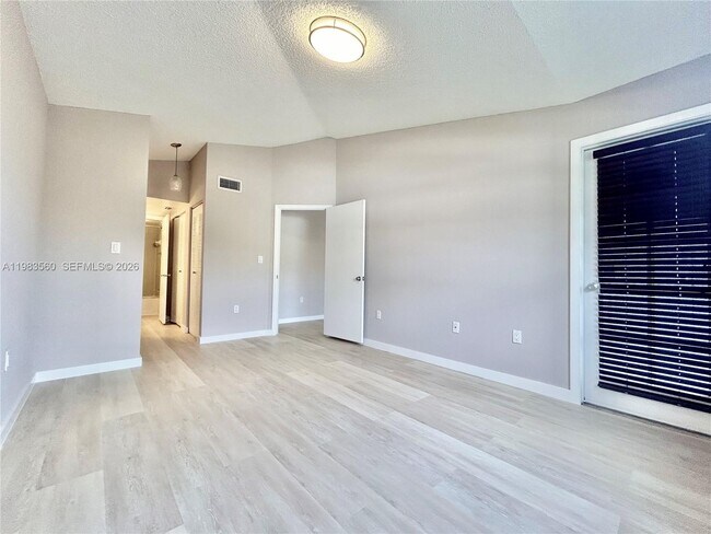 Building Photo - 2811 N Oakland Forest Dr