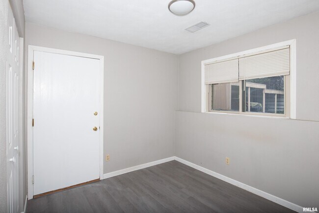 Building Photo - 3430 Holiday Ct