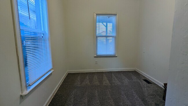 Building Photo - 609 Van Buren Ave