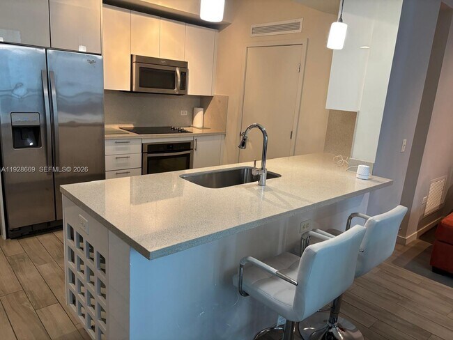 Building Photo - 999 SW 1st Ave