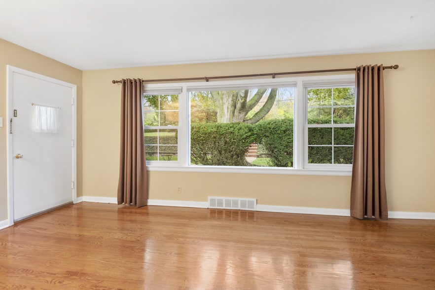 Large Living Room - 755 Weidman Rd
