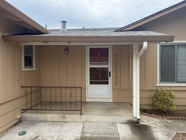 Building Photo - 2 Bedroom 2 Bath One Story Senior Community Vacaville *Star Rentals