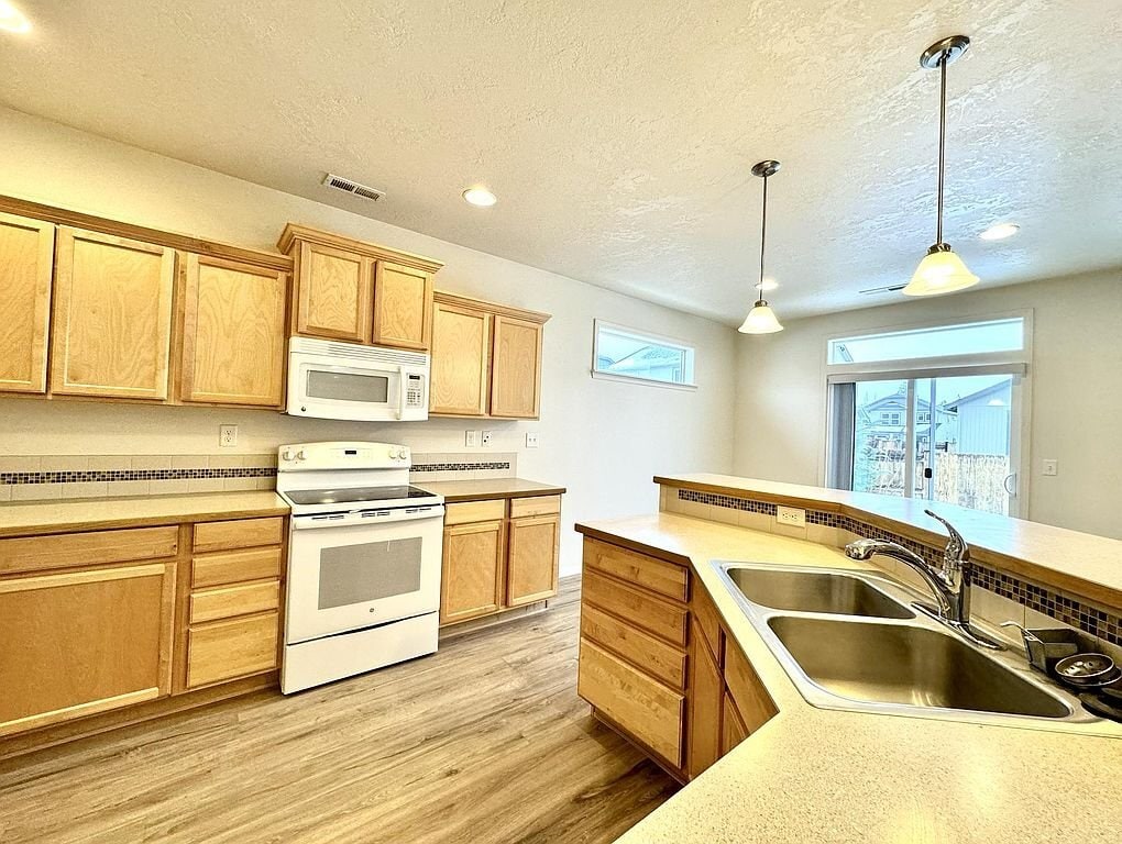 Building Photo - 21123 SE Azalia Ave