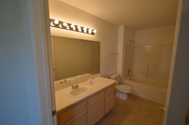 Building Photo - 2nd Floor Condo in a Gated Northeast Commu...