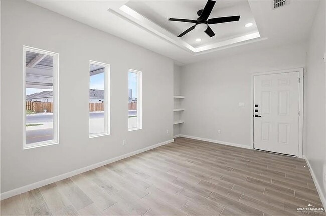 Building Photo - 18 N 56th Ln