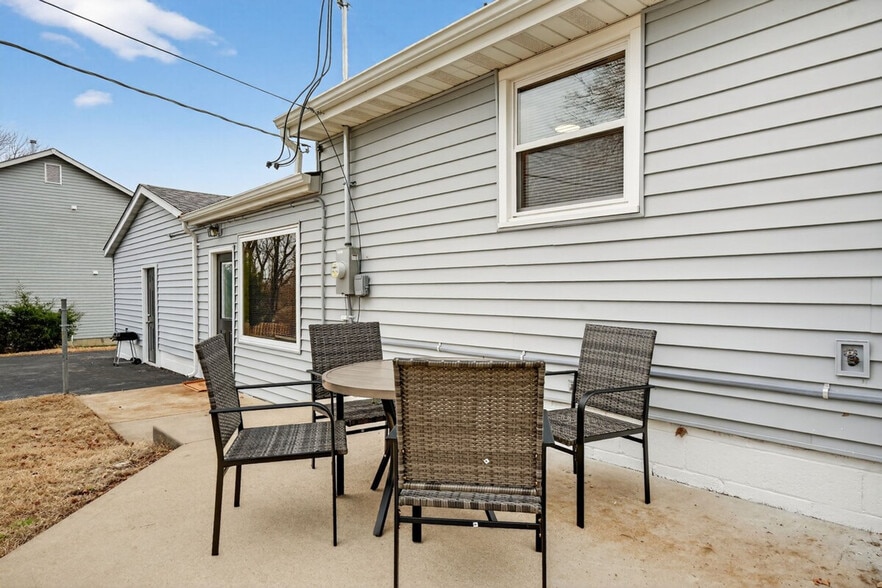 Building Photo - 453 Chamberlin Dr