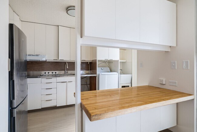 Building Photo - Close to UH- 2 bed/ 1 bath/ 1 parking