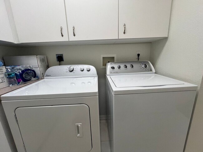 Building Photo - FURNISHED SHORT TERM RENTAL - 3 Bed / 2 Ba...
