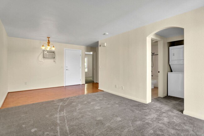 Building Photo - Great 2/1 condo close to SDSU and Colina D...