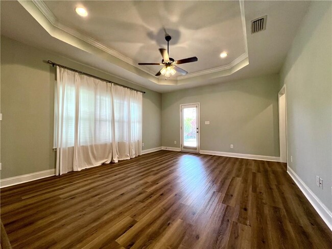 Building Photo - 9923 Summer Woods Cir N