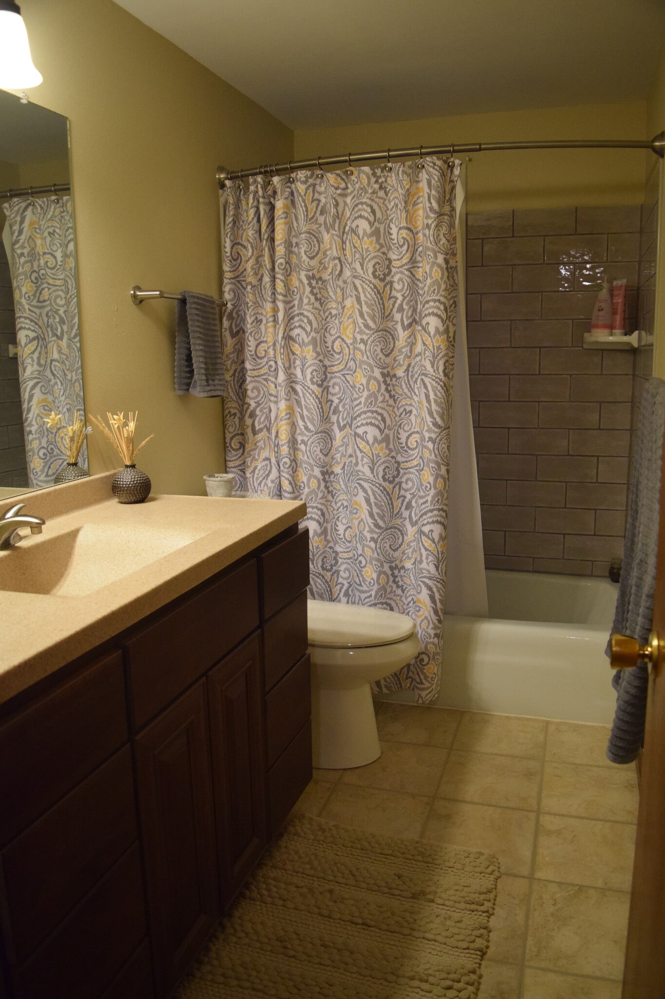 Upstairs bathroom: note tub surround is white not tile as pictured - 322 N Moreland Blvd