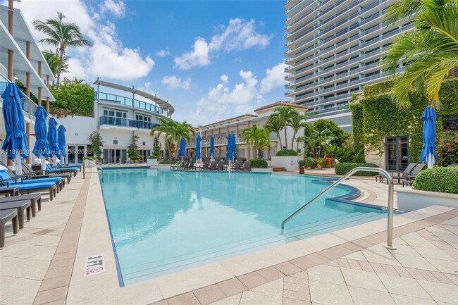 Building Photo - 5959 Collins Ave