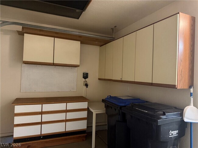 Building Photo - 2425 Showcase Dr