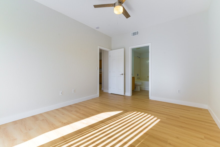 Building Photo - 5855 Valley Dr