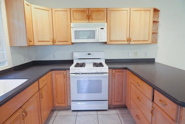 Building Photo - 145 Captain Eames Cir