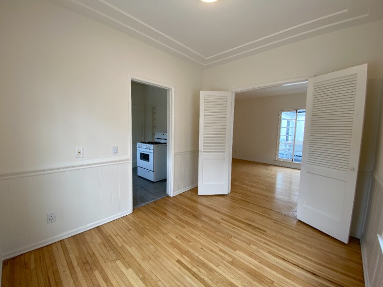 Building Photo - 9006 Burton Way