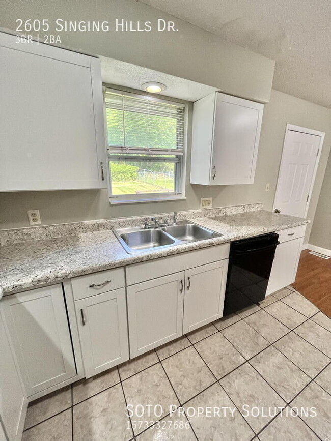 Building Photo - 2605 Singing Hills Dr